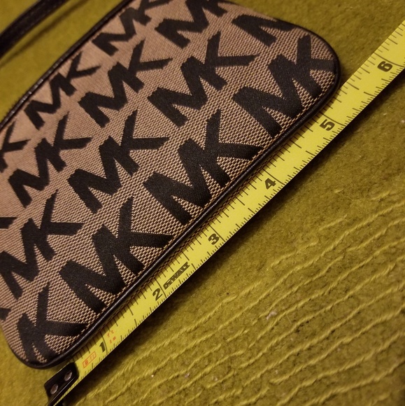 SOLD-GIFT IDEA...MICHAEL KORS Coin Wristlet Purse - Picture 4 of 5